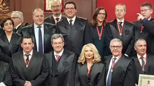 Medalla de Plata por 25 años de ejercicio profesional